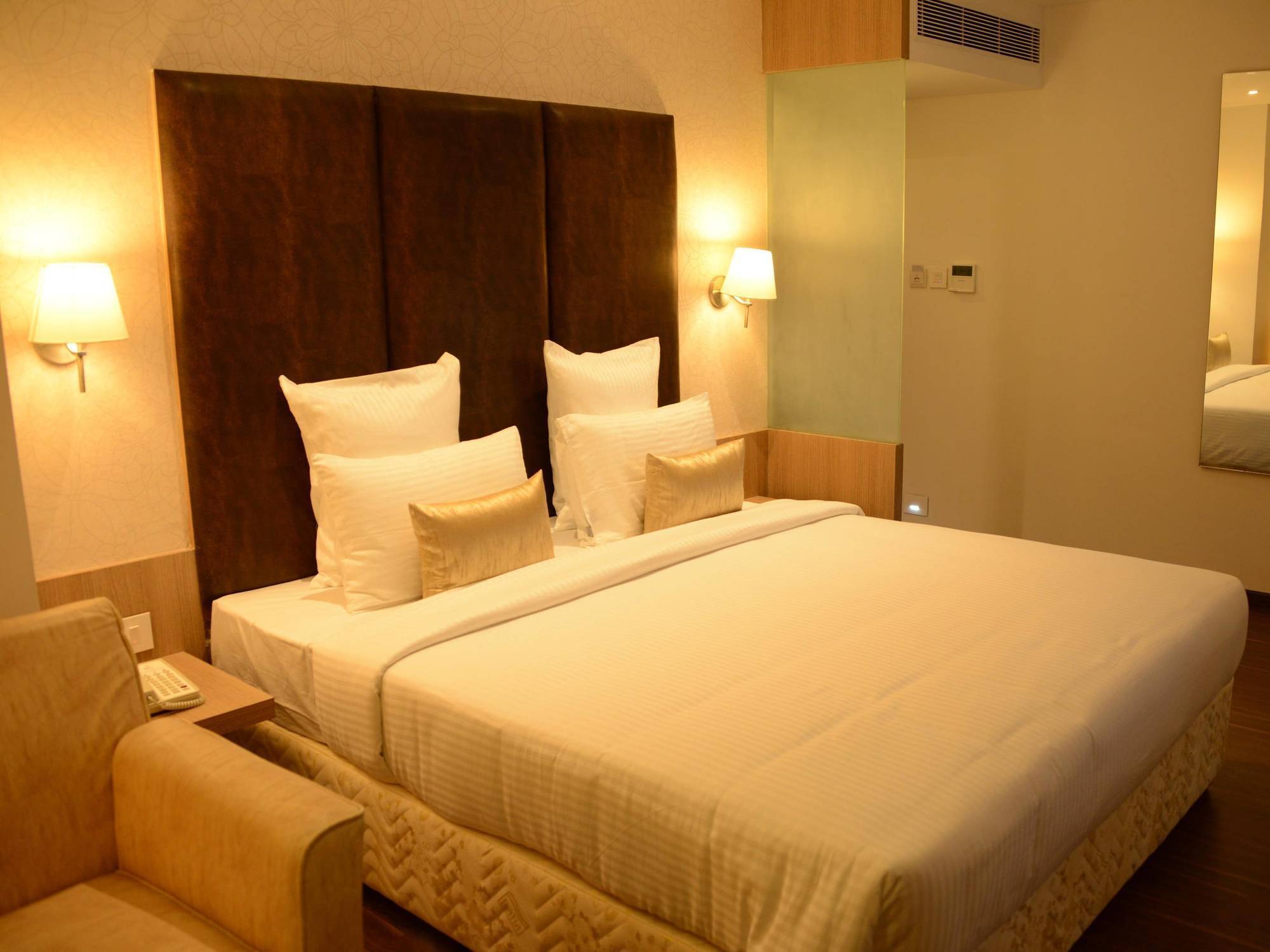 Blu Iris Hotell Chennai Exteriör bild