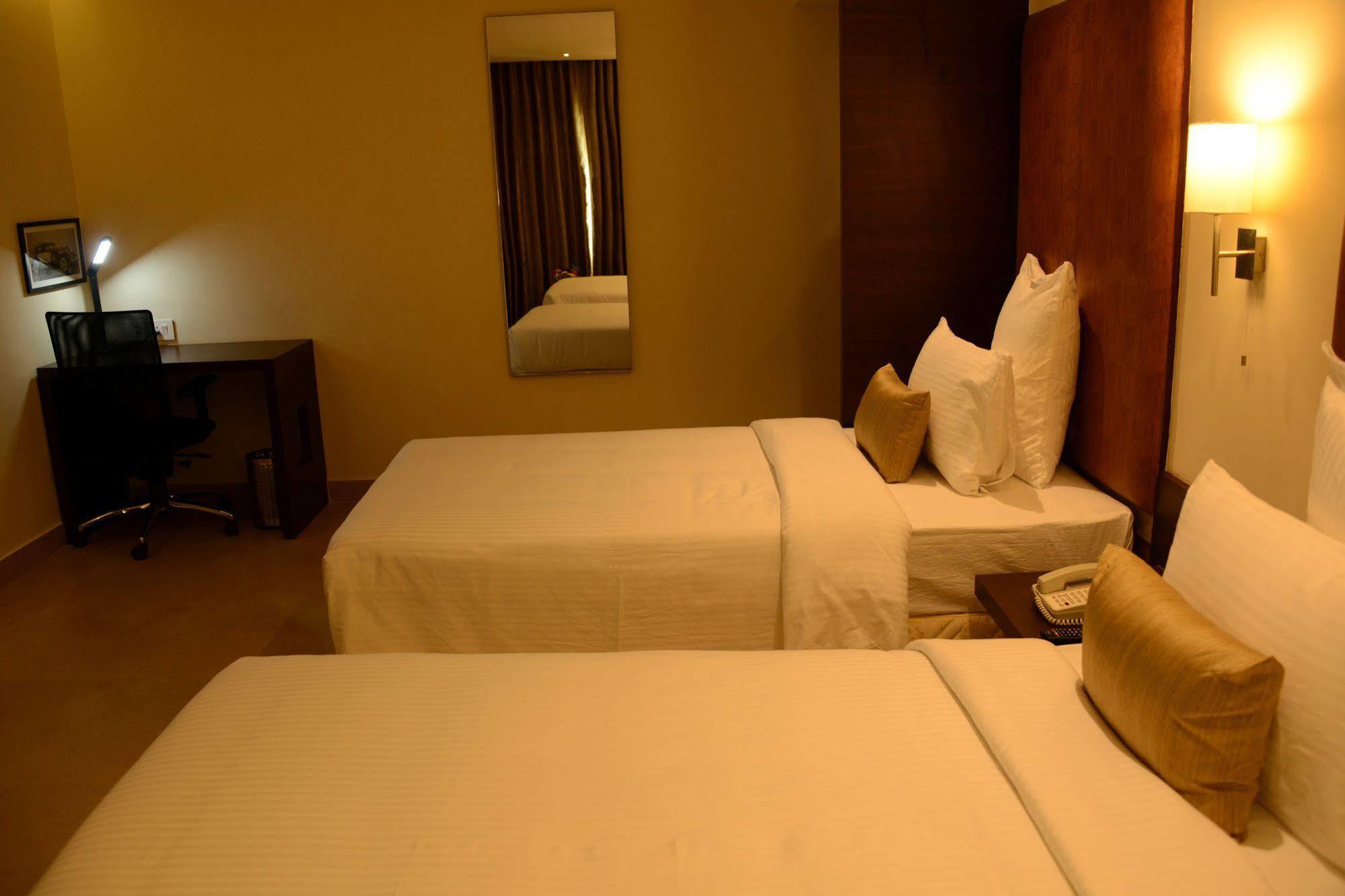 Blu Iris Hotell Chennai Exteriör bild