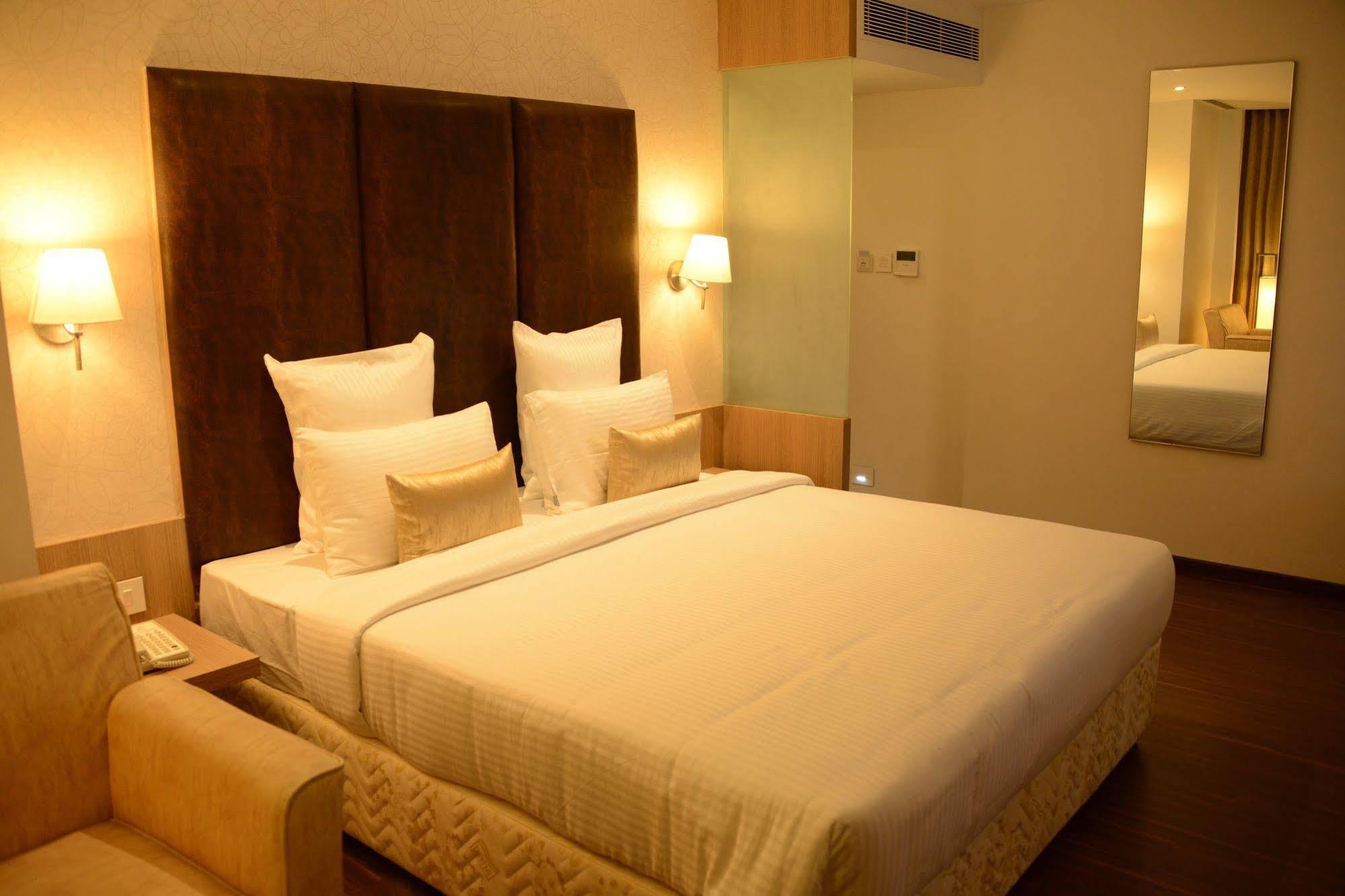 Blu Iris Hotell Chennai Exteriör bild